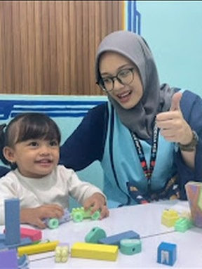 Guru mendampingi anak-anak saat kegiatan kelas