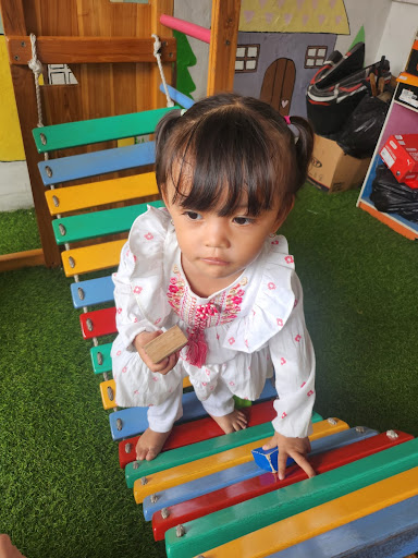 Anak-anak beraktivitas di jembatan permainan sekolah