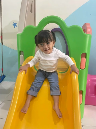 Anak-anak mengikuti kegiatan belajar di sekolah